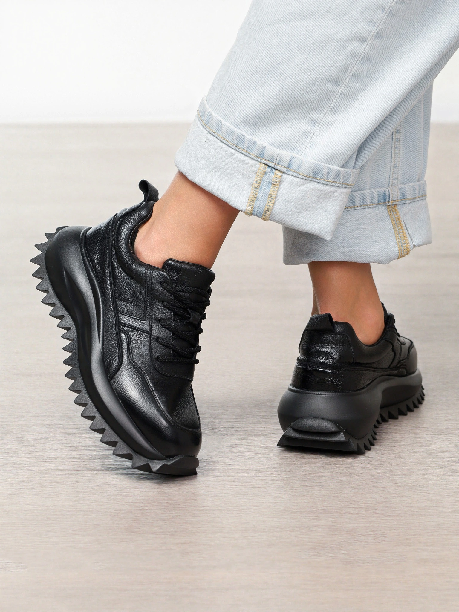 Кроссовки черного цвета на объемной рельефной подошве